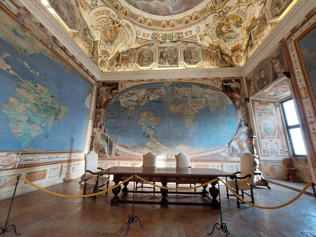 la salle du Mappemonde au palais Farnese de Caprarola
